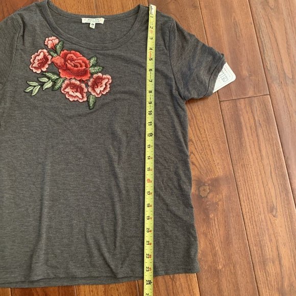 Messy Bun Just Chillin' Embroidered Floral Rose Grey super soft T-Shirt size M - Picture 9 of 9